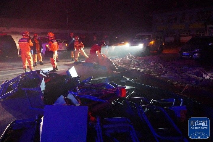现场图片丨甘肃积石山6.2级地震已有多人伤亡 各方面正全力组织救援-1.jpg