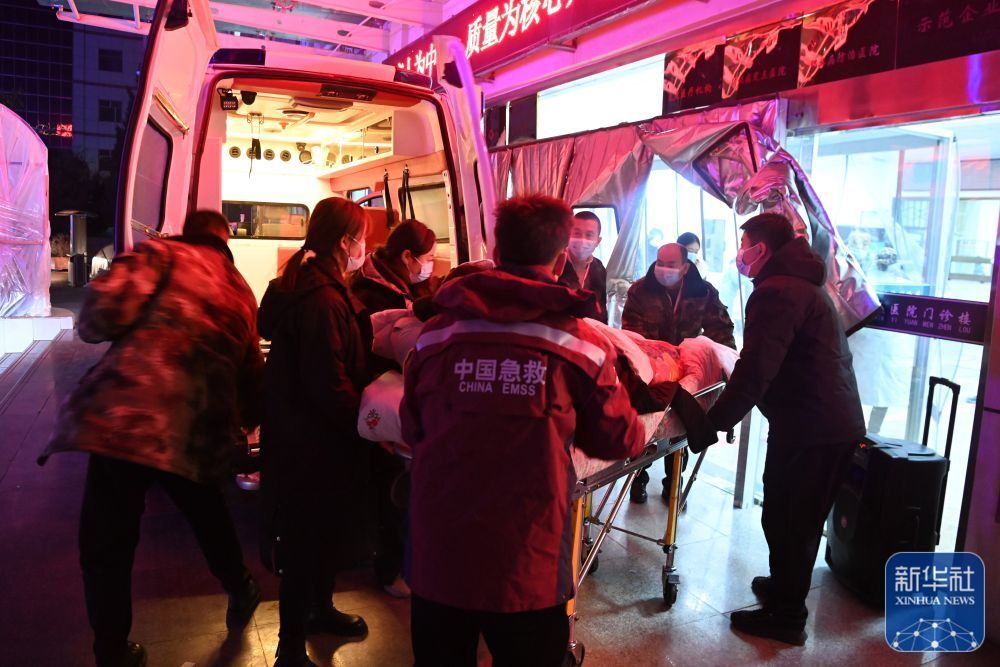 现场图片丨甘肃积石山6.2级地震已有多人伤亡 各方面正全力组织救援-2.jpg