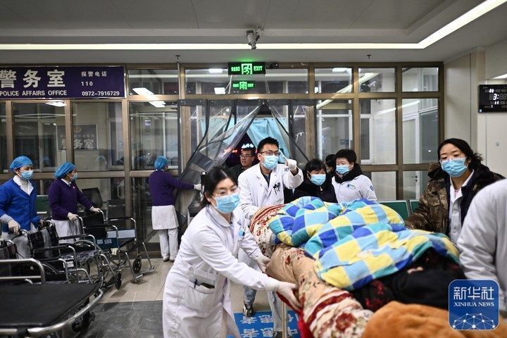 现场图片丨甘肃积石山6.2级地震已有多人伤亡 各方面正全力组织救援-3.jpg
