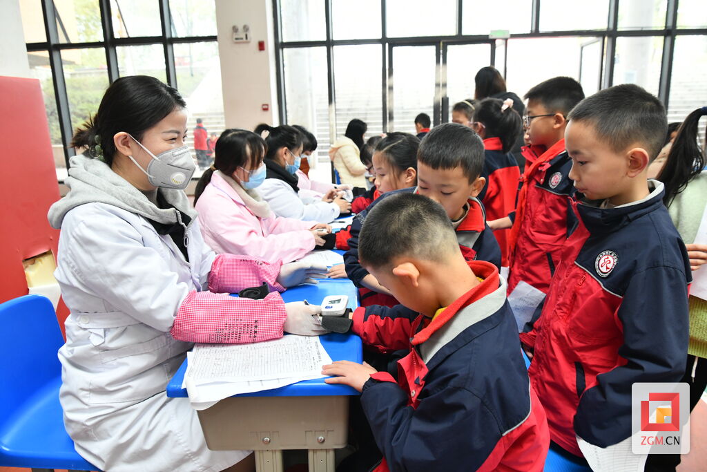 关爱青少年成长 市保健院为近8000名学生进行公益体检-2.jpg