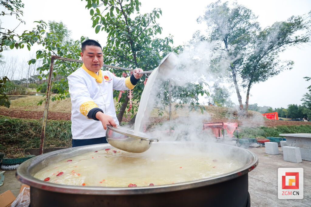 好壮观！自贡：千人同品一锅羊肉汤-2.jpg