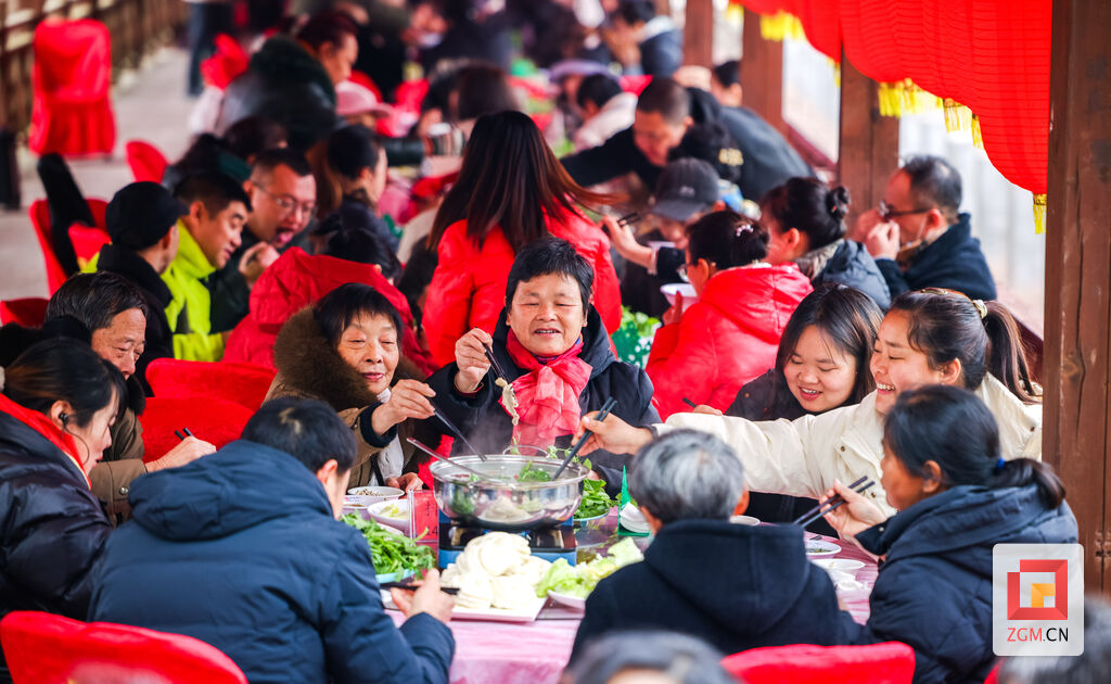 好壮观！自贡：千人同品一锅羊肉汤-3.jpg