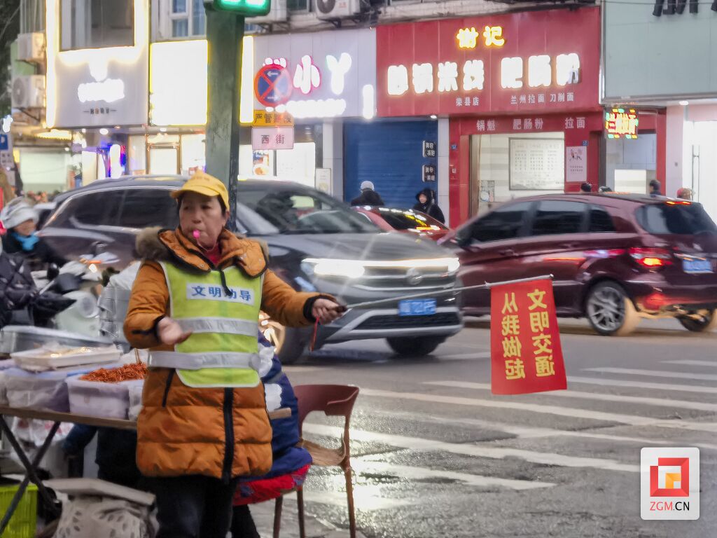 荣县：文明交通劝导员 城市靓丽风景线-1.jpg