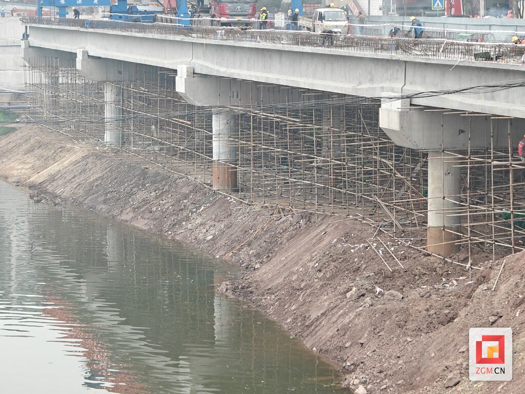 预计明年1月20号通车 邓关街过境公路拓宽工程全力推进-4.jpg