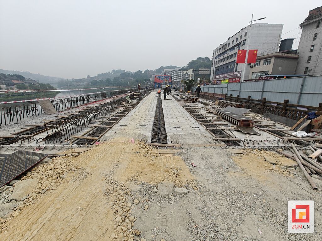 预计明年1月20号通车 邓关街过境公路拓宽工程全力推进-2.jpg