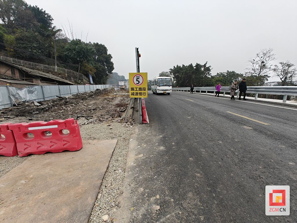 预计明年1月20号通车 邓关街过境公路拓宽工程全力推进-5.jpg