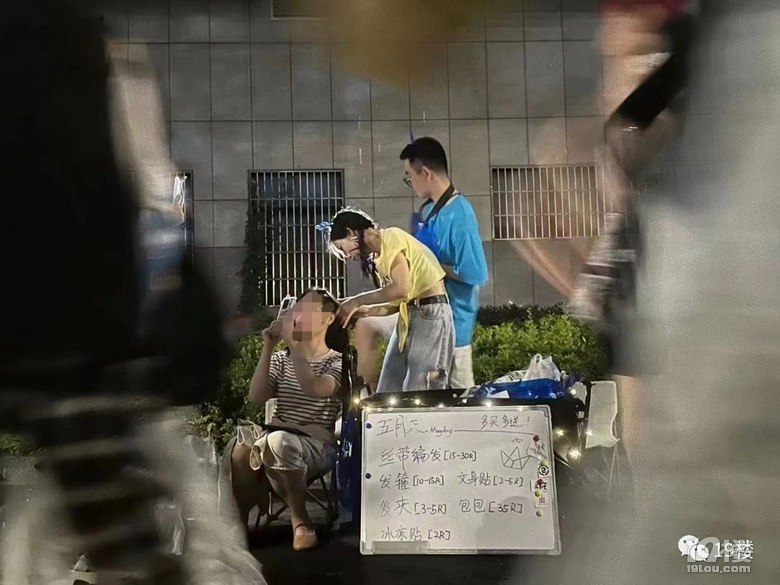 2天赚了1万元！杭州女生在演唱会门口做起这个生意-10.jpg