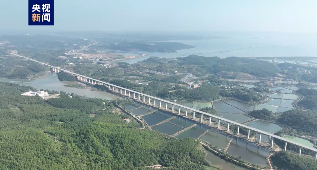 全国首条直通中越边境城市高铁！广西防东铁路开通运营-2.jpg