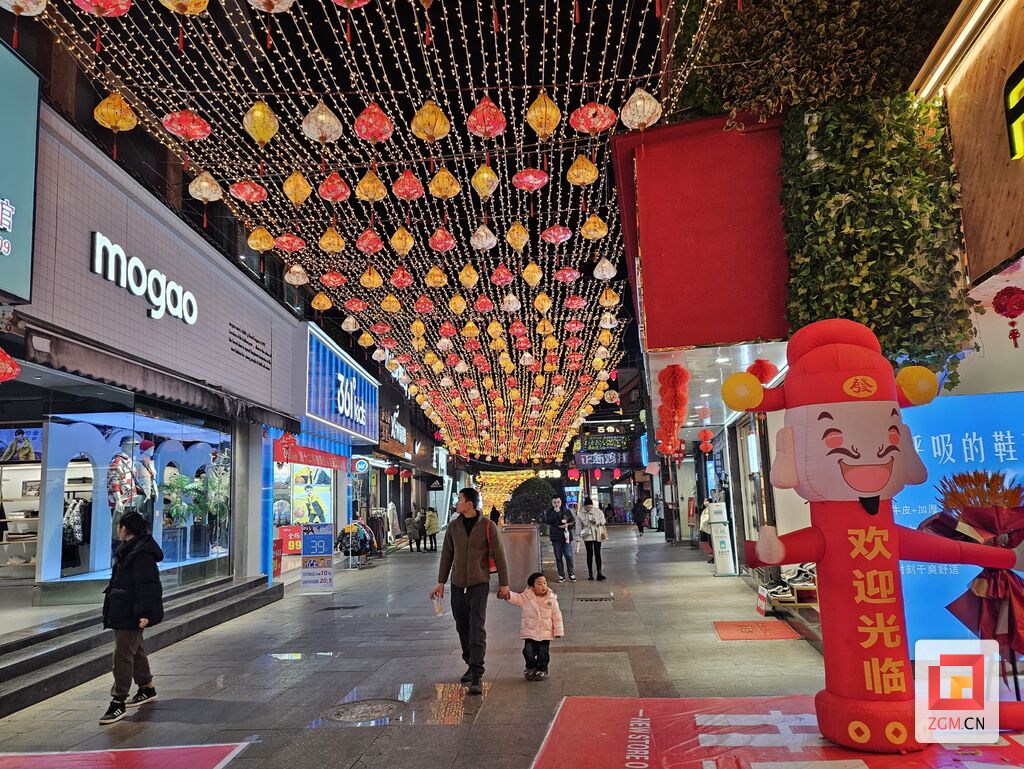 东方广场：打造美丽灯街  助推经济发展-2.jpg