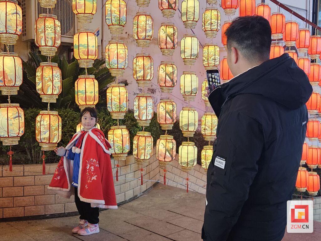东方广场：打造美丽灯街  助推经济发展-5.jpg