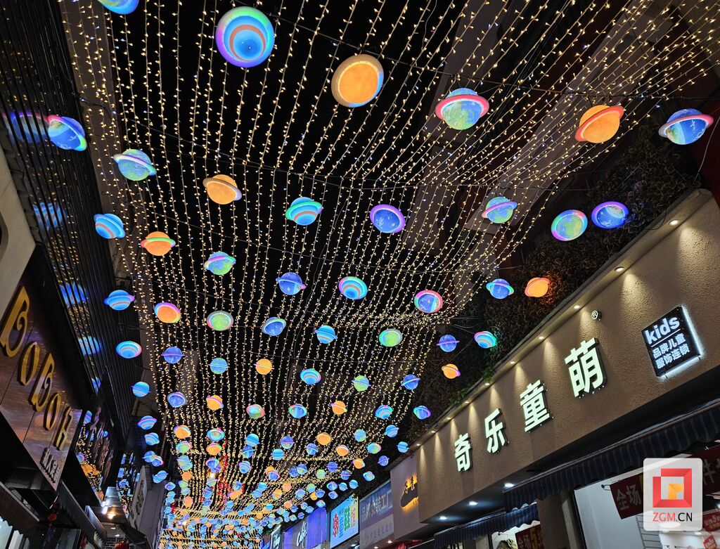 东方广场：打造美丽灯街  助推经济发展-3.jpg