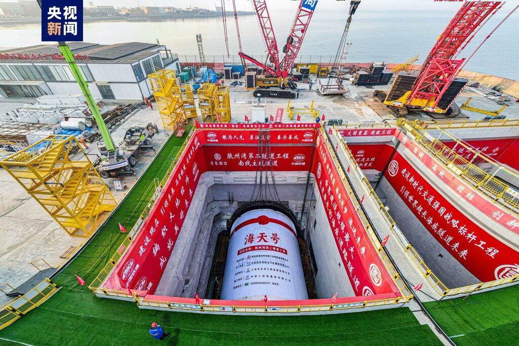 世界最长海底公路隧道开启盾构穿海作业-2.jpg