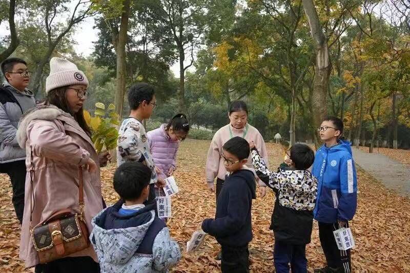 网友扎堆采拾果实，“薅秃”植物园？成都：暂未发现，不建议采拾-4.jpg