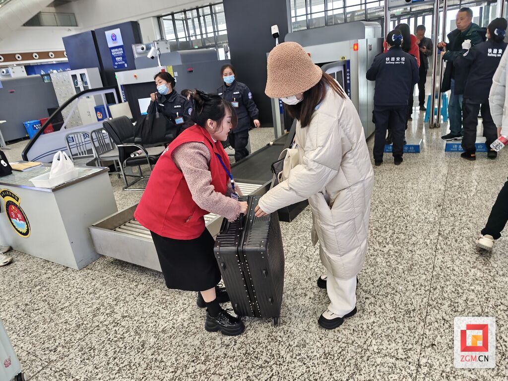 仙市镇高铁志愿服务队：坚守一线 倾情服务八方游客-2.jpg