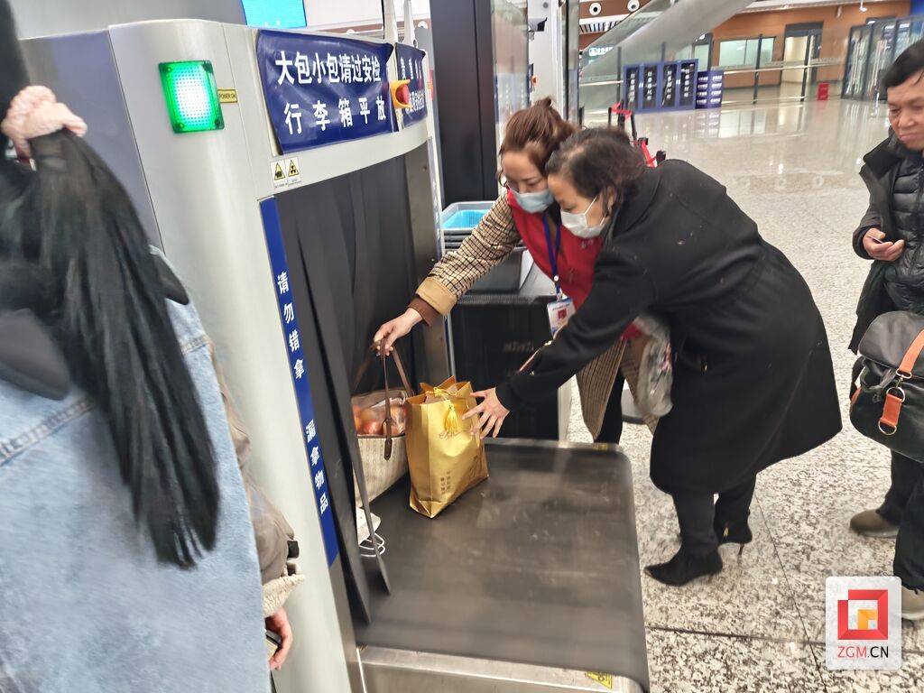 仙市镇高铁志愿服务队：坚守一线 倾情服务八方游客-3.jpg