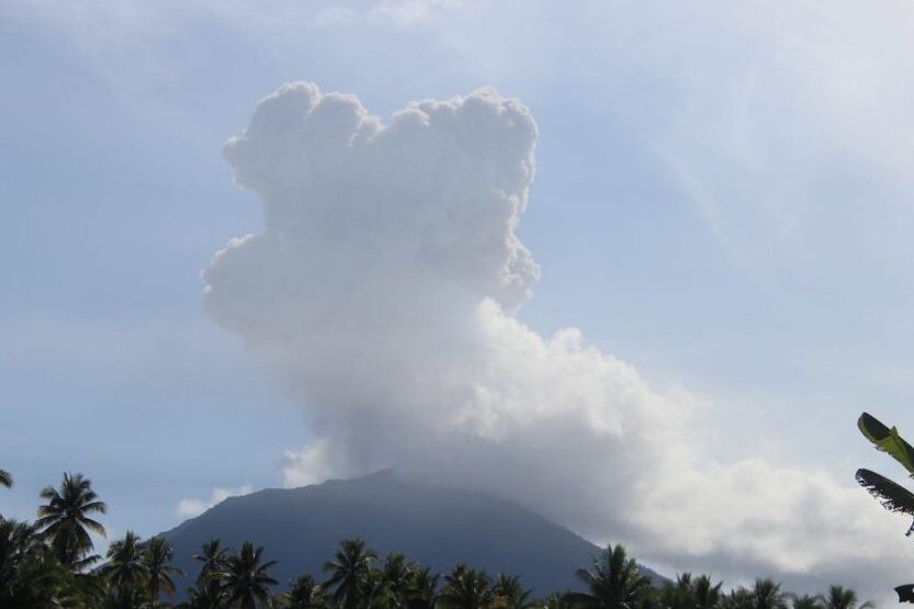 印尼伊布火山发生喷发 火山灰柱高度达1000米-1.jpg