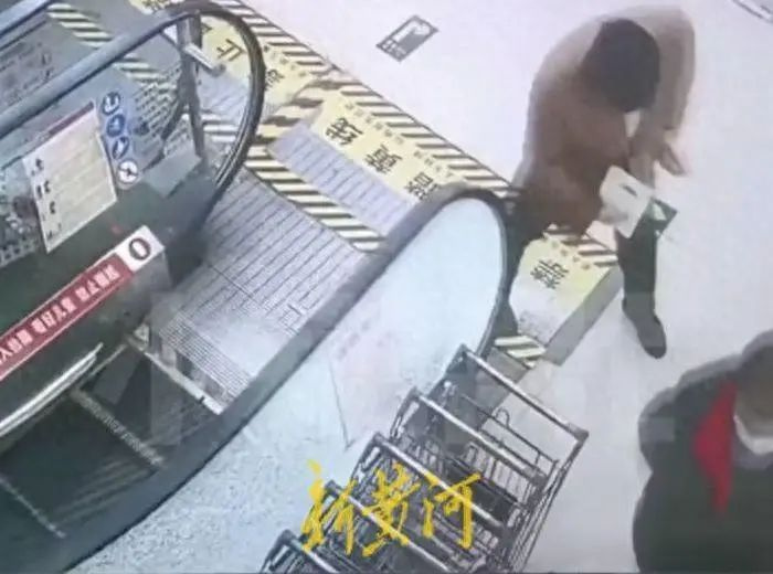 男子乘扶梯一个转身玻璃炸裂，超市要求赔偿8300元？-1.jpg