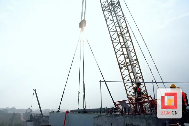 荣县交通建设传捷报 上跨“内威荣”高速公路大桥正式吊装-1.jpg