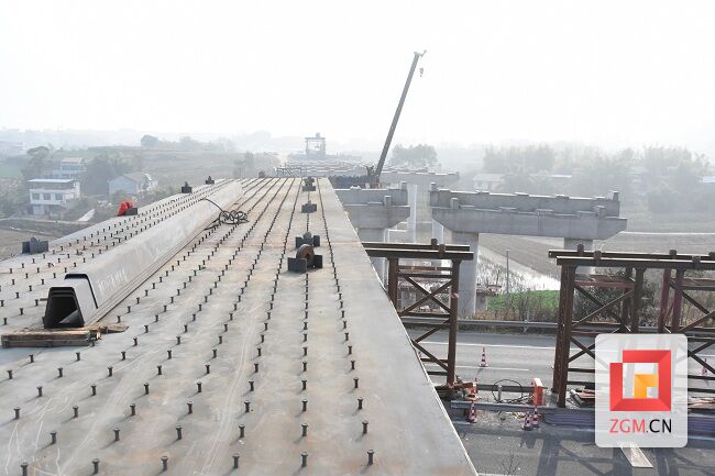 荣县交通建设传捷报 上跨“内威荣”高速公路大桥正式吊装-2.jpg