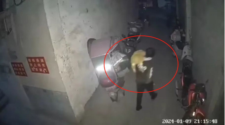 一女童夜晚在楼道被男子迷晕抱走？ 当地回应：不是人贩子，是…-1.png