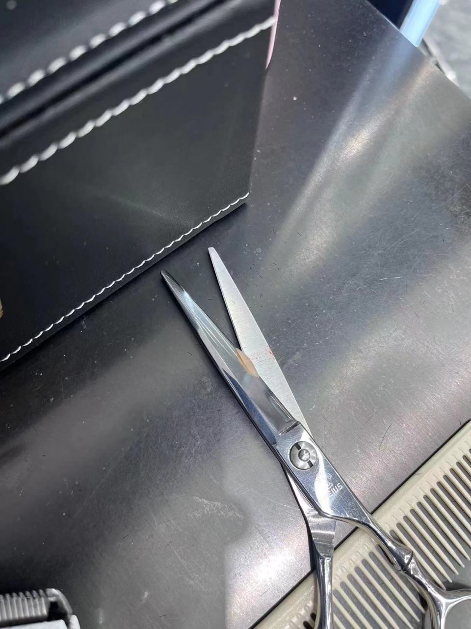 小伙理发时耳朵被剪缝六针：双方未就赔偿达成一致，涉事理发师仍上班-2.jpg