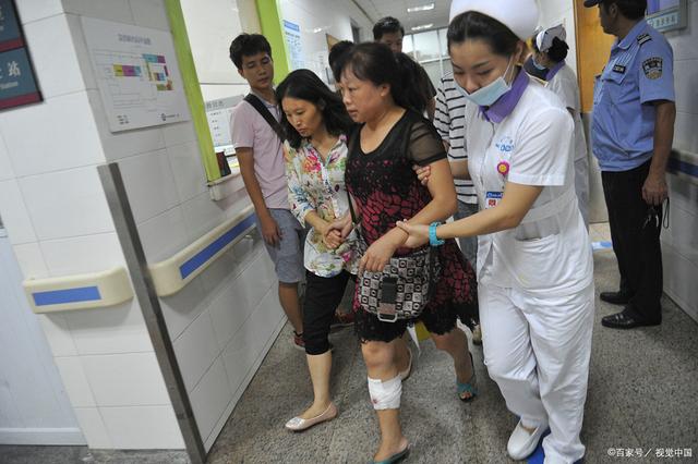 女子患急症请求插队，男子不满坐地阻拦：别装，要死一起死！-1.jpg