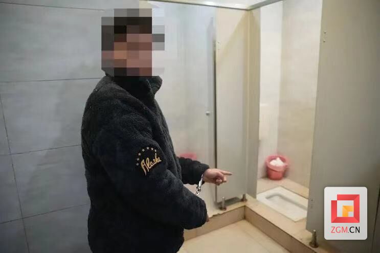 一男子化妆进女厕偷拍 被富顺警方刑事拘留！-1.jpg