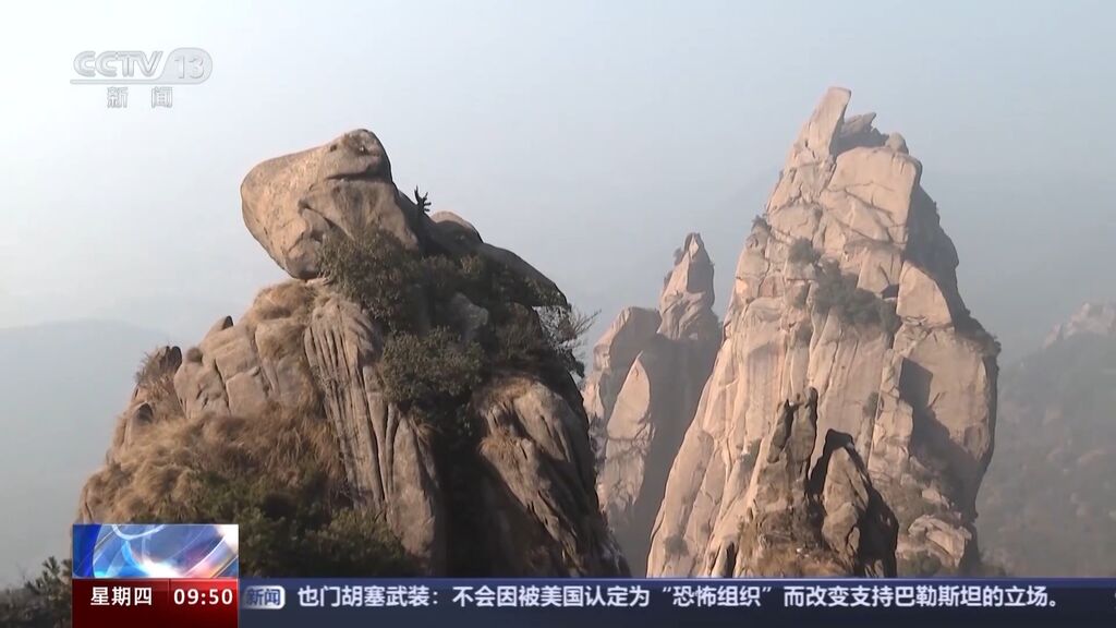 登山者在九华山景区周边岩体上打钉子，景区称相关部门已介入-2.jpg
