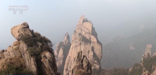 登山者在九华山景区周边岩体上打钉子，景区称相关部门已介入-4.jpg
