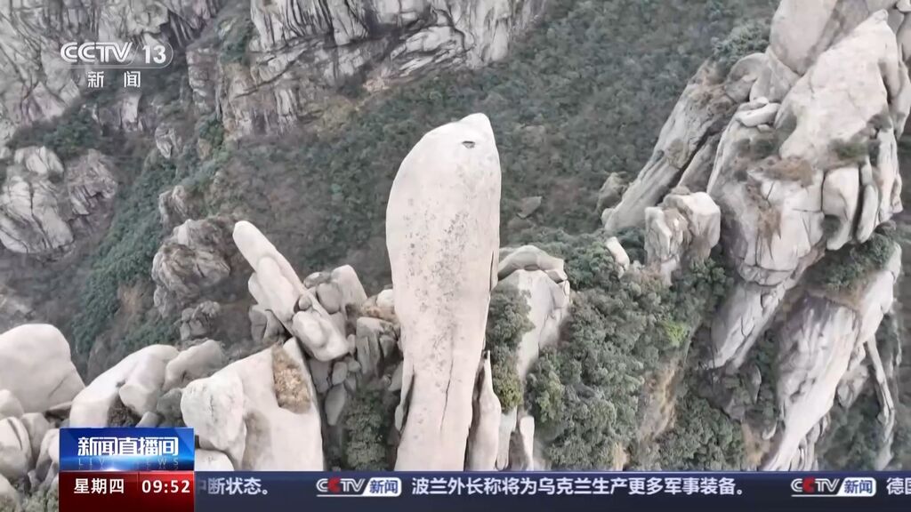 登山者在九华山景区周边岩体上打钉子，景区称相关部门已介入-3.jpg