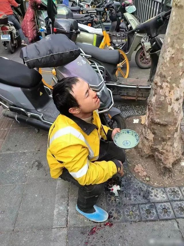 3年挣102万的外卖小哥被同行打了？本人发声-2.jpg