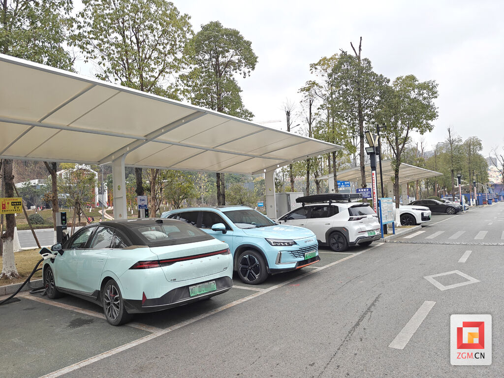 自贡新能源汽车数量破万 充电基础设施建设不断提速-1.jpg