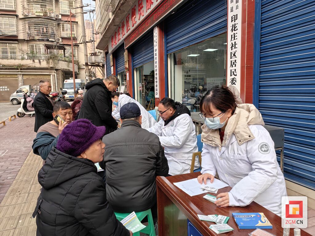 富顺印花庄社区开展免费义诊活动 守护居民健康-2.jpg