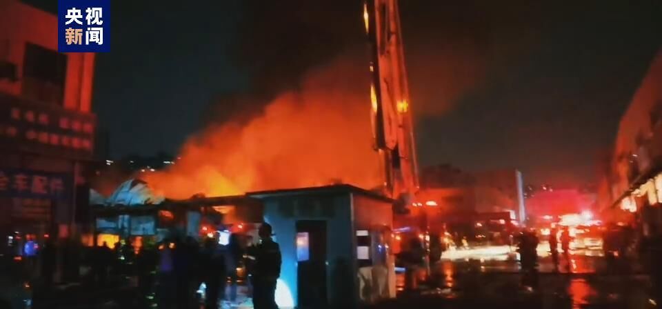 成都市新都区一仓库发生火灾：明火已扑灭，无人员伤亡-1.jpg