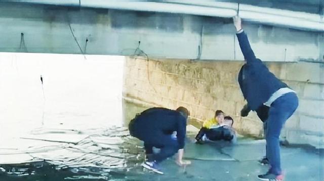 重庆万州一女童往污水道扔鞭炮致一人死亡？不实！-5.jpg