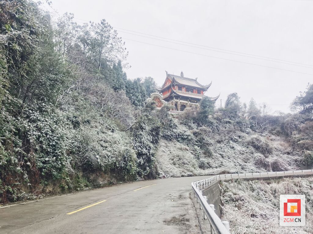 好一身洁白的“雪衣” 荣县迎来2024年首场瑞雪-3.jpg