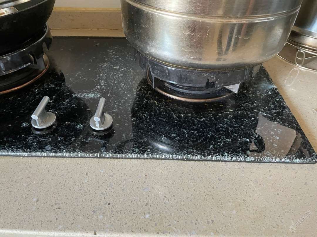 厨房灶台突然碎了，吓我一跳，这是啷个回事？-1.jpg