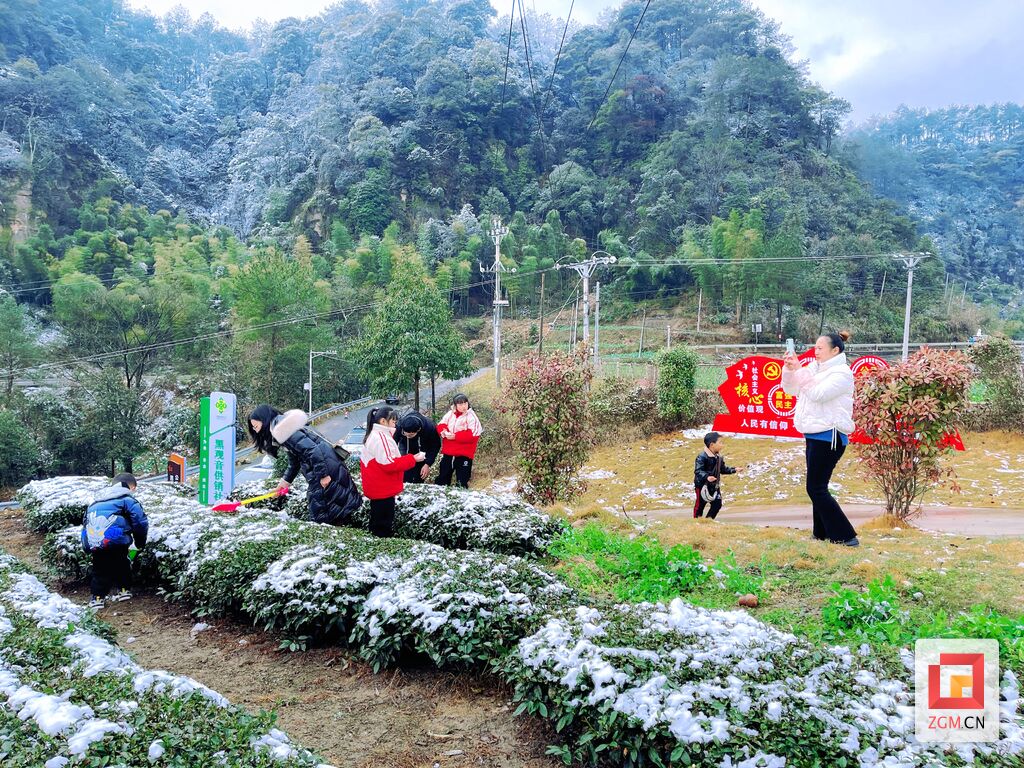 2024年荣县首场瑞雪 市民踏雪嬉戏赏美景-3.jpg
