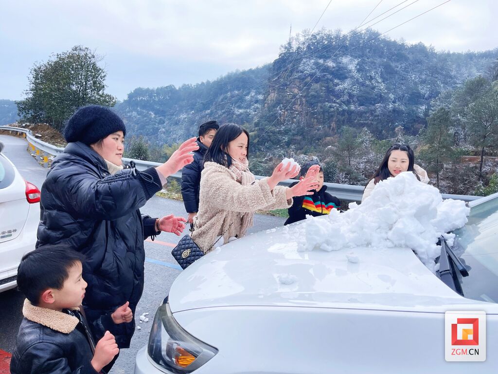 2024年荣县首场瑞雪 市民踏雪嬉戏赏美景-2.jpg