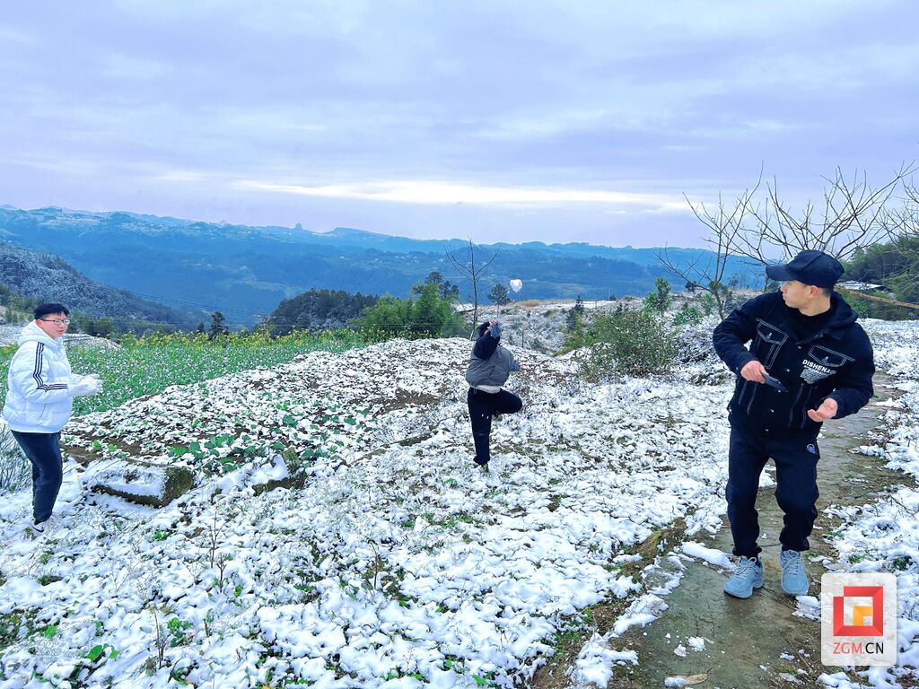 2024年荣县首场瑞雪 市民踏雪嬉戏赏美景-4.jpg
