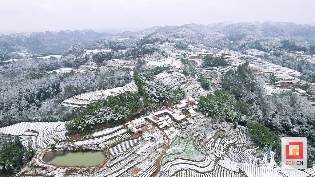 2024年荣县首场瑞雪 市民踏雪嬉戏赏美景-1.jpg