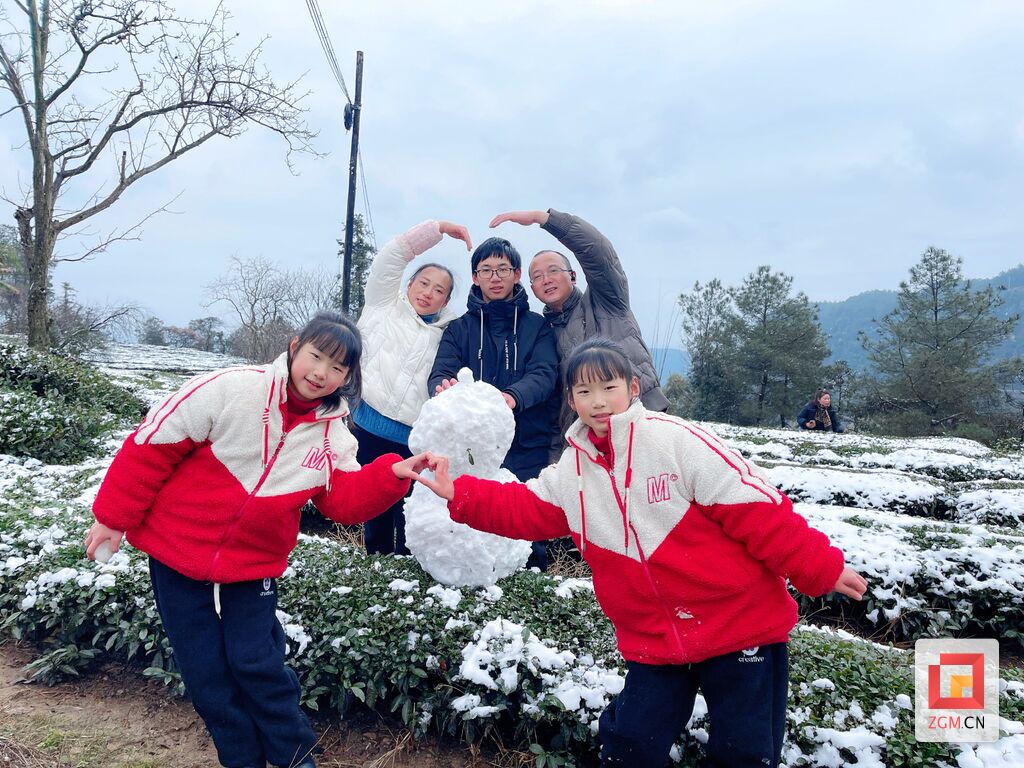 2024年荣县首场瑞雪 市民踏雪嬉戏赏美景-5.jpg