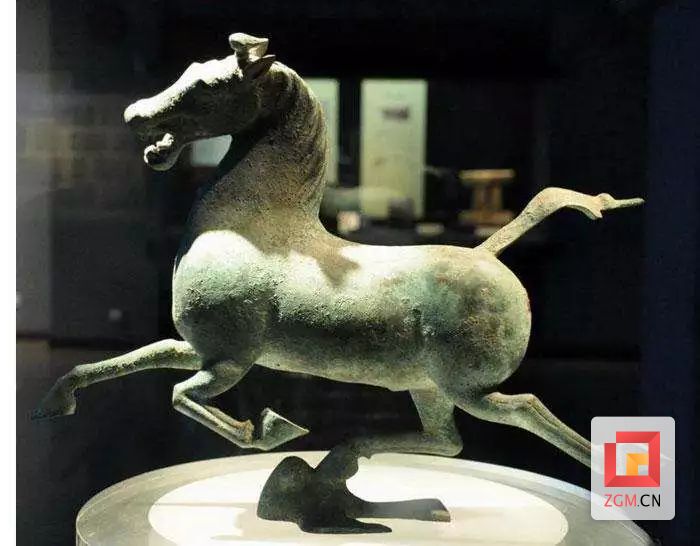 当国宝文物遇上自贡灯会 ——自贡网记者探秘“马踏飞燕”灯组-3.jpg