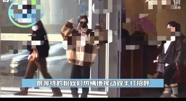太危险了！女星司机被曝在高速上倒车，跟车粉丝还效仿？警方回应-1.jpg