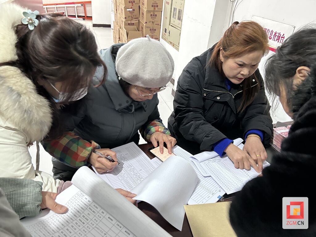 【新春走基层】每户490元！蜀光茗居小区给全体业主发红包-2.jpg