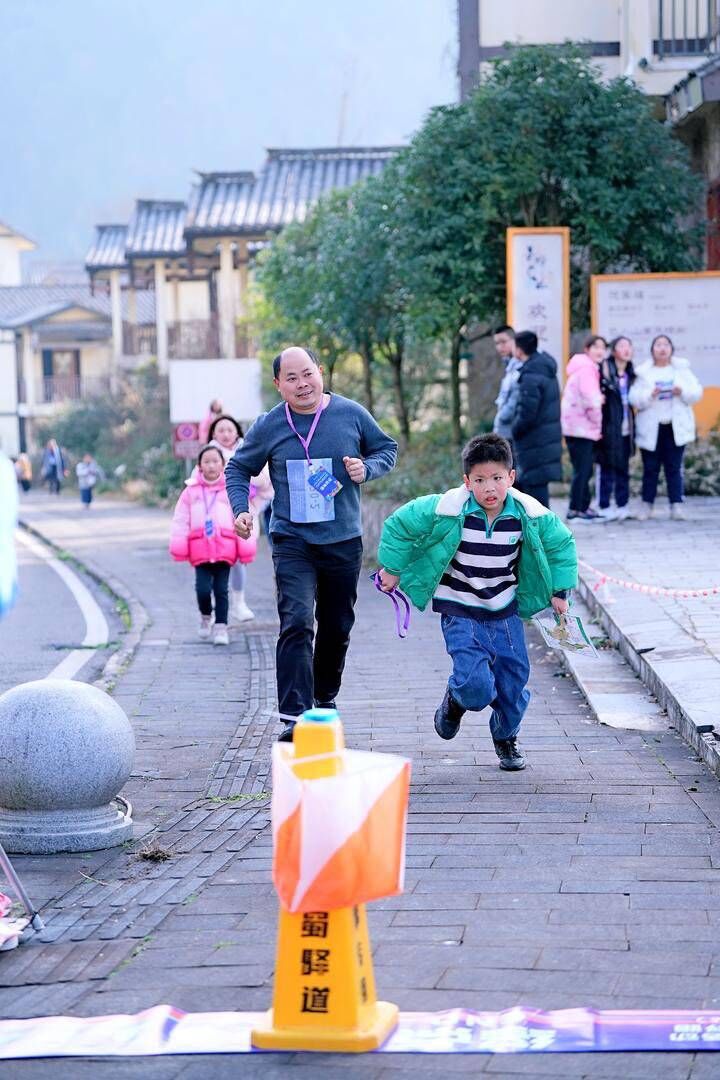 四川省第六届全民健身冰雪季活动暨第三届川渝亲子滑雪定向越野跑落幕-3.jpeg