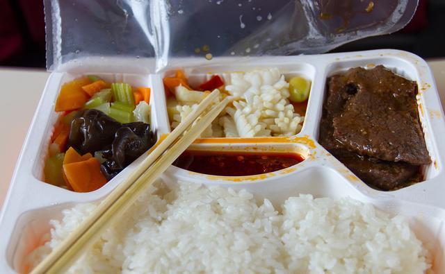 高铁上45元盒饭遭质疑，网友怒斥：这价格也太离谱了吧？-1.jpg