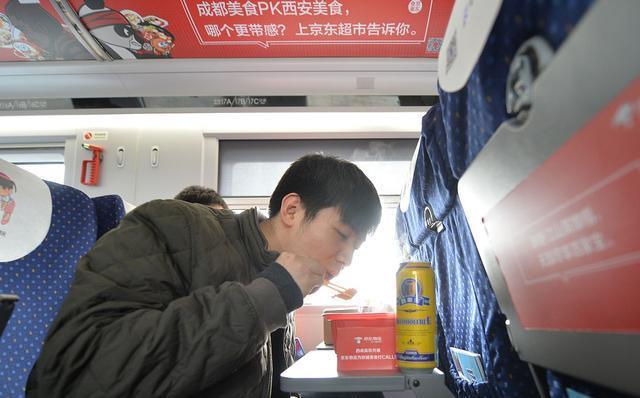 高铁上45元盒饭遭质疑，网友怒斥：这价格也太离谱了吧？-3.jpg