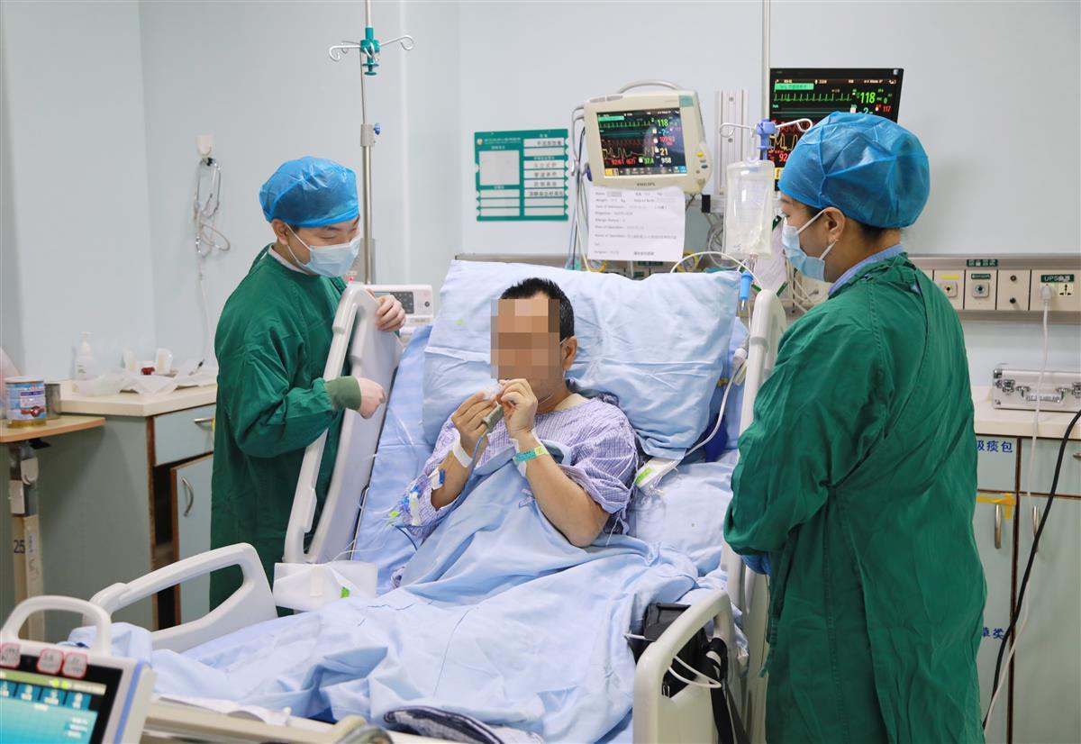 仅核桃大小、重约90克！这颗国产“人工心”带他重生-3.jpeg
