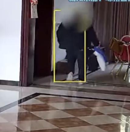 榜一大哥为刷礼物行窃跳窗摔断腿-1.jpg